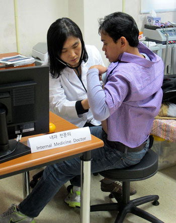 서울외국인근로자센터에서 내과 진료를 받는 외국인 (사진: 서울외국인근로자센터 제공)