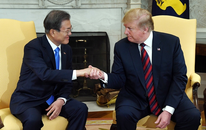 会談で握手を交わす文在寅大統領（左）、ドナルド・トランプ米大統領＝１１日、米国ワシントン、聨合ニュース