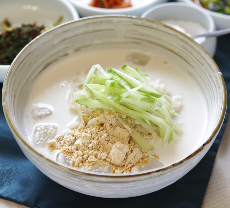 冷たい豆乳のスープに素麺を入れて食べる韓国料理「コングクス」＝アイクリックアート