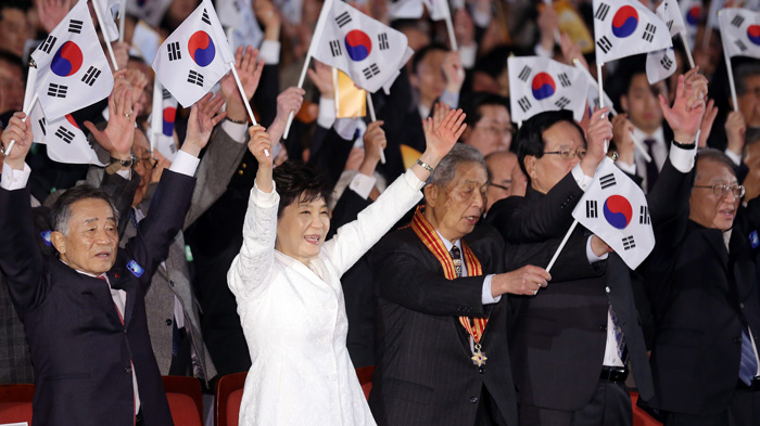 서울 세종문화회관에서 1일 열린 3.1절 기념식에서 국민의례를 마친 박근혜 대통령(왼쪽에서 두 번째)이 만세를 부르고 있다. 