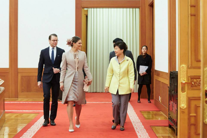 박근혜 대통령(오른쪽)과 빅토리아 스웨덴 왕세녀 내외가 함께 입장하고 있다. 