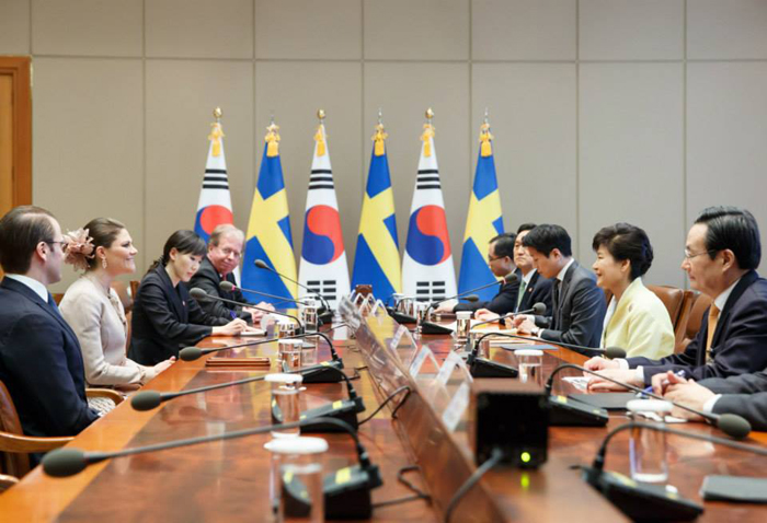 박근혜 대통령은 빅토리아 왕세녀 내외를 접견한 자리에서 스웨덴이 중립국 감독위원회의 일원으로 한반도의 평화와 안정에 기여했다고 말했다.