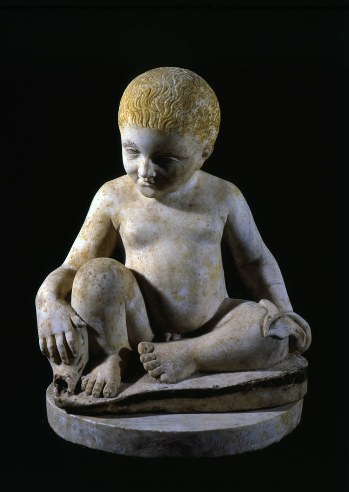 폼페이에서 발굴된 어린아이 조각상 