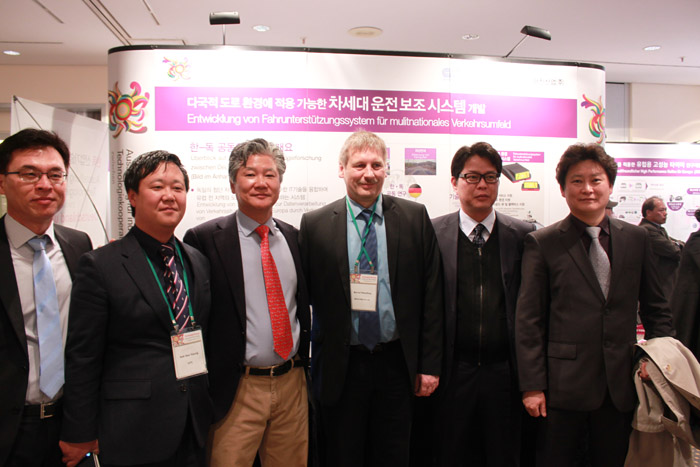 2014년 3월 차세대운전보조시스템 공동연구 개발 성과전시에 참여한 한국과 독일 관계자들 