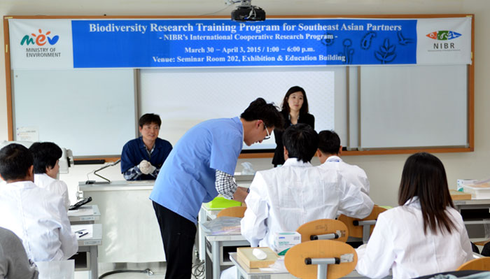 국립생물자원관의 생물다양성 보전교육에 참가한 동아시아 생물자원분야 관계자들이 박제교육실습을 받고 있다.