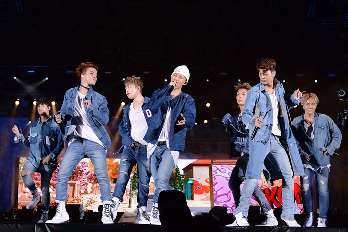 ２０１６年８月に開かれた「a-nation ２０１６」の舞台で歌っているiKON＝東京、 YG entertainment提供