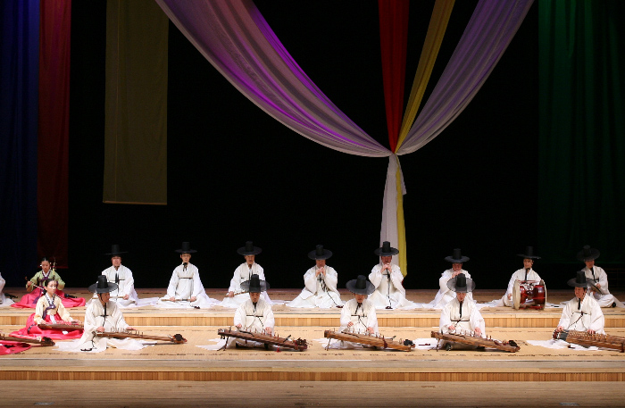 국립국악원 민속악단, 정악단, 무용단은 ‘한•중앙아시아 수교 25주년’을 기념해 25일부터 투르크메니스탄, 우즈베키스탄, 카자흐스탄에서 열리는 순회공연에서 한국의 전통 무용과 소리를 들려준다.