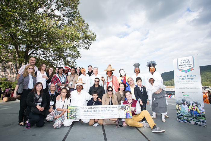 지난해 유네스코 세계문화유산인 경기도 수원 화성(사진 위)과 경북 안동 하회마을(아래)을 둘러보는 주한 외국인들.