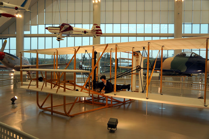 박물관 1층에 전시된 라이트 형제의 플라이어 모형 (사진: 제주항공우주박물관 제공)