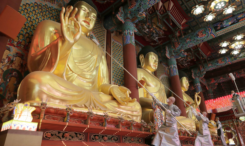 【写真で見る韓国】釈迦の誕生日を控え　仏像の洗浄
