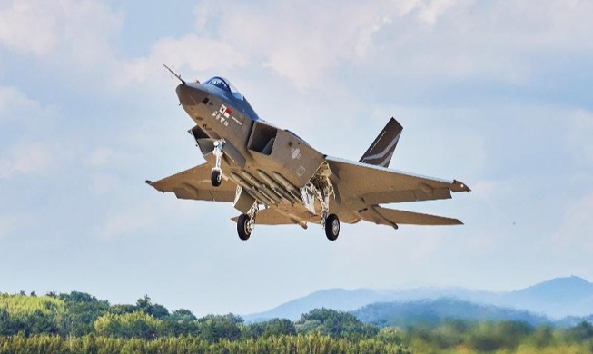 韓国初の超音速戦闘機 試験飛行に成功