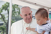子どもたちと触れ合うフランシスコ法王