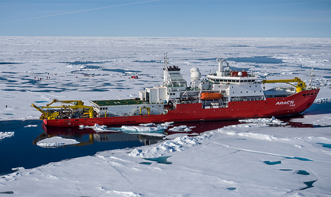 砕氷船「アラオン」、北極に向け出発