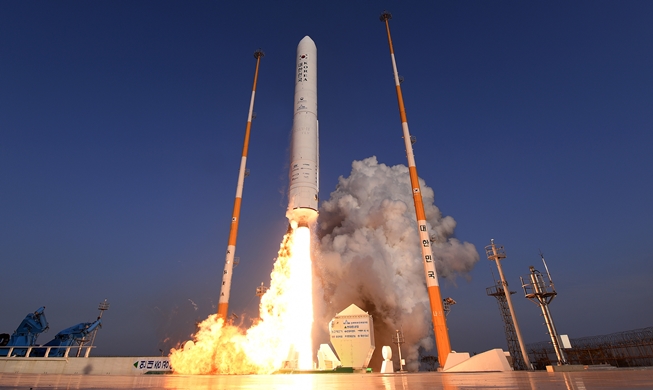 韓国独自のエンジン試験用ロケット、打ち上げに成功