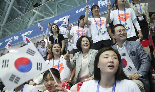 金正淑大統領夫人、光州世界水泳出場の韓国選手を応援