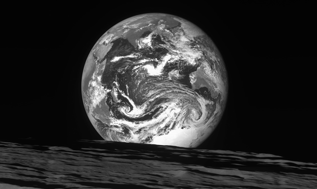 韓国初の月探査機が撮影した地球の写真
