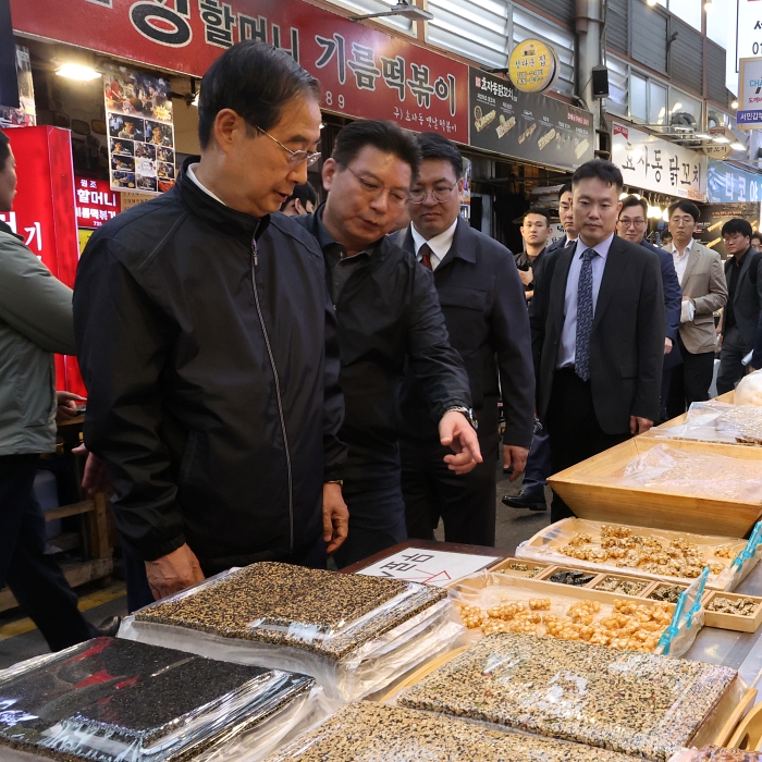 通仁市場を訪れた韓悳洙国務総理
