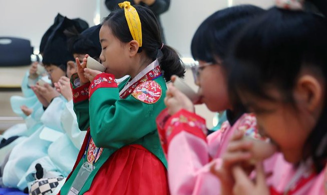 韓国の伝統茶道を体験する小学生たち
