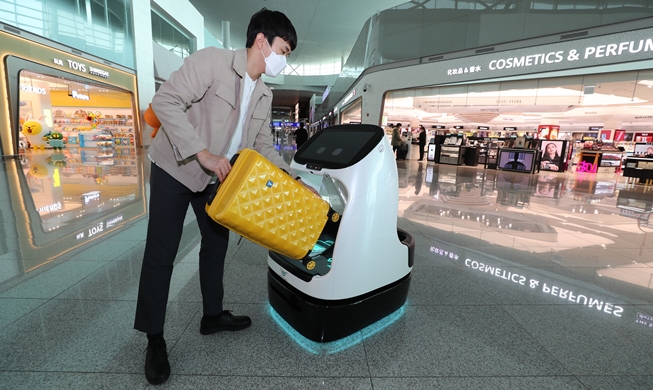仁川空港内を自動運転する電動車・カートロボット　世界初導入