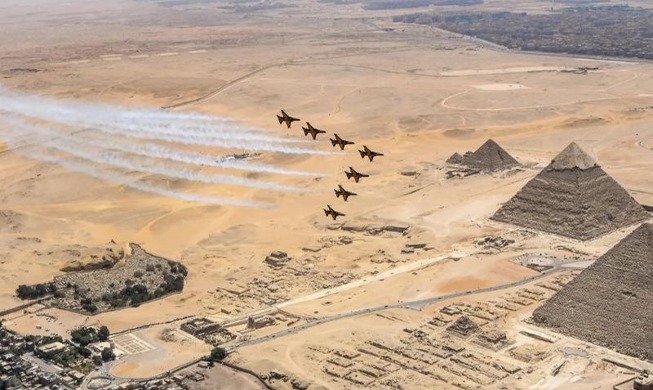 ピラミッド上空で初のエアショー　韓国空軍のブラック・イーグルス