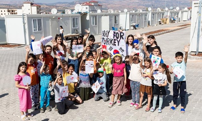 トルコの地震被災者に仮設住宅を支援