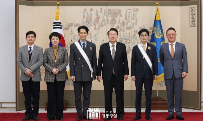 尹大統領「イカゲーム」監督と俳優イ・ジョンジェに文化勲章を授与