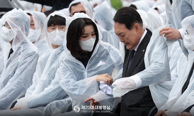 尹大統領夫妻 顕忠日の追悼式典に出席