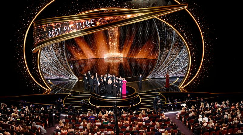 第９２回アカデミー賞授賞式で「パラサイト 半地下の家族」が作品賞を受賞し、喜ぶ映画関係者ら＝９日、米ロサンゼルス