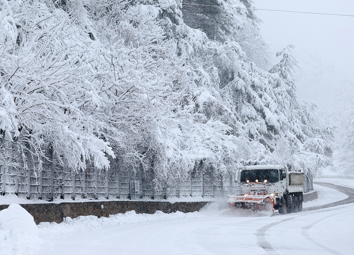 ２６日、江原道ではまとまった雪が降り、除雪作業が行われている。 