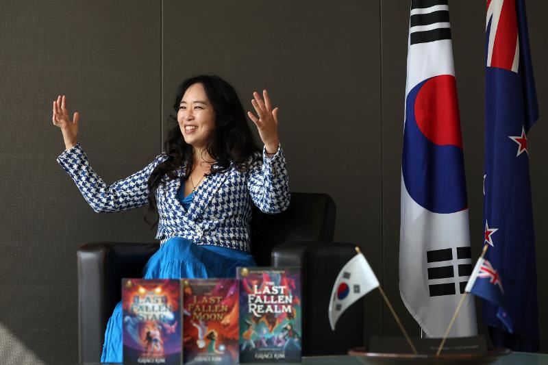 駐韓ニュージーランド大使館で行ったインタビューで、来年、発売予定の「ギフテッド・クラン」シリーズの韓国語版と新しいシリーズ「ドリーム・スリンガー」を紹介するグレイシー・キム作家＝２０日、ソウル・中区