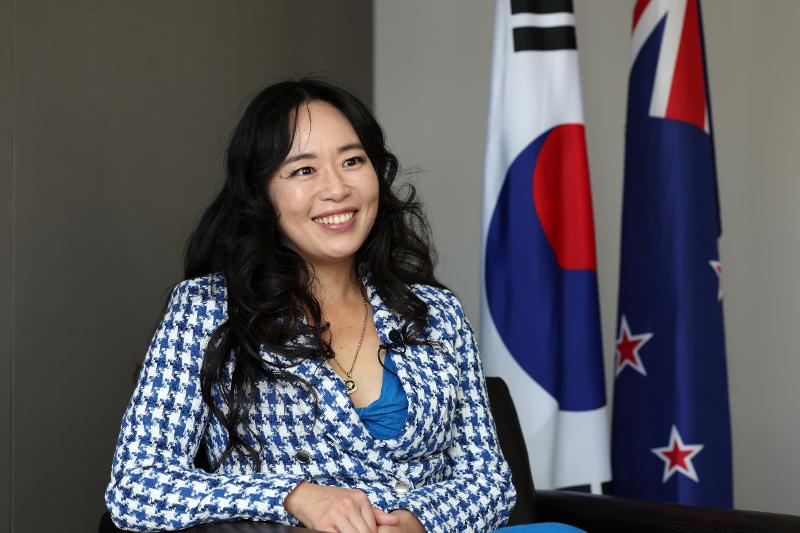 駐韓ニュージーランド大使館で、コリアネットのインタビューに応じたグレイシー・キム作家。写真は、自身の小説「ギフテッド・クラン」でインスピレーションを受けた韓国の伝説や説話について説明する様子＝２０日、ソウル・中区