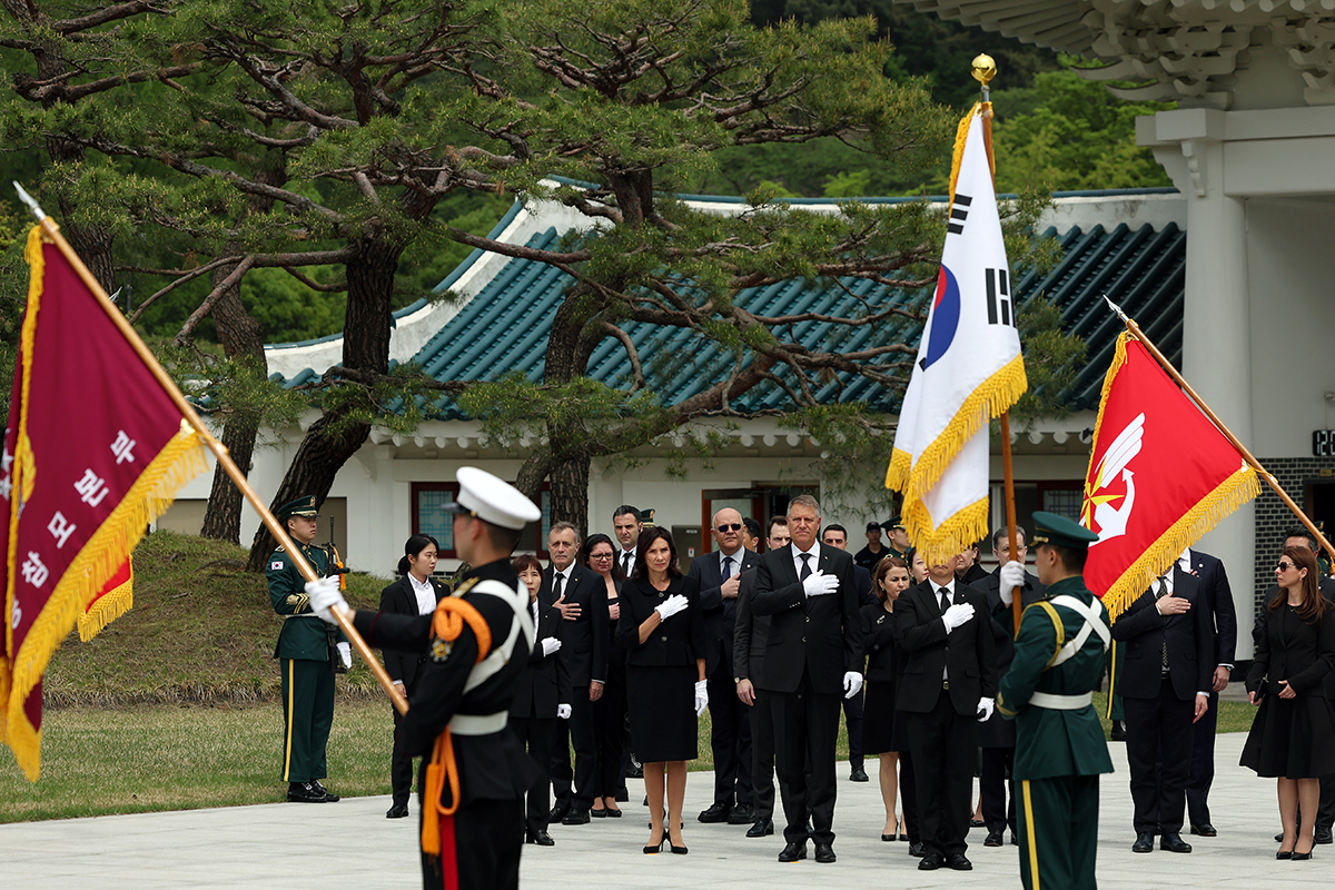 韓国を公式訪問中のクラウス=ヴェルナー・ヨハニス大統領夫妻が２２日、国立ソウル顕忠院を訪問した。
