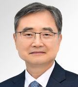 趙顯（チョ・ヒョン）