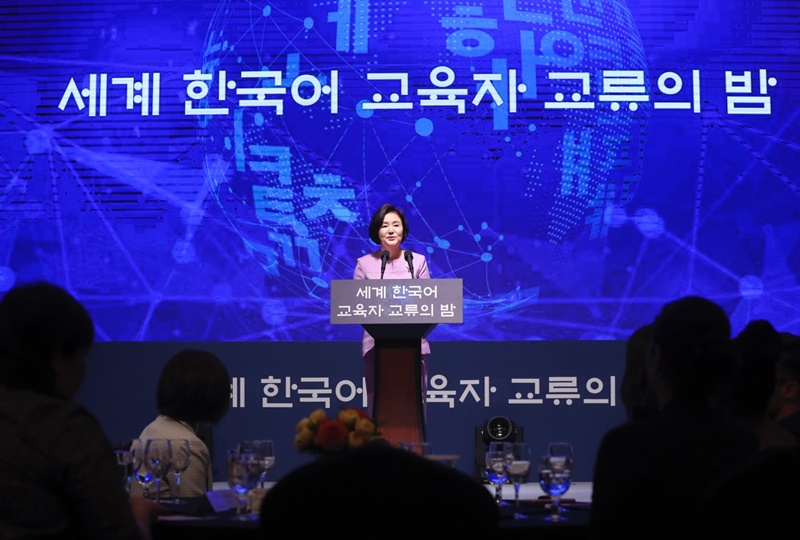 「２０１９世界韓国語教育者大会」に参加する金正淑・文在寅大統領夫人＝９日、ソウル、青瓦台