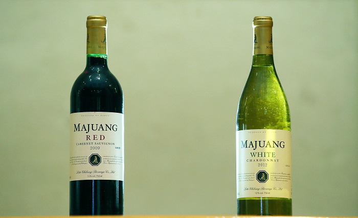 경상남도 경산의 와이너리에서 생산한 포도를 블렌딩하여 제작한 마주앙레드(왼쪽), 마주앙화이트. 