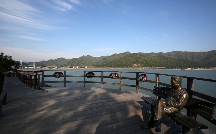 가우도 산책길에서는 도심의 소음과 공해에서 벗어나 오롯이 자연을 즐길 수 있다.