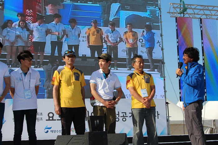 귀환 후 도움을 준 스태프들과 관계자들께 일일이 인사하는 김승진 선장. 
