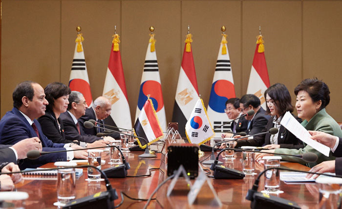 박근혜 대통령(오른쪽)과 압델 파타 알시시 이집트 대통령이 3일 청와대에서 정상회담을 갖고 있다.