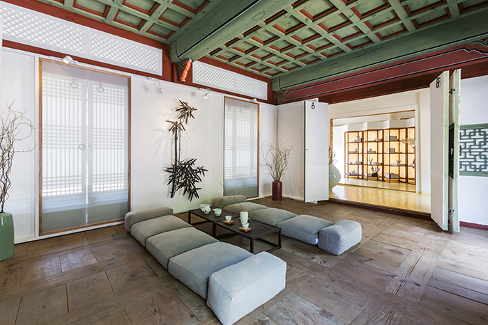 「正祖、昌慶宮に暮らす-書画趣味」が開かれている昌慶宮の迎春軒には、静まりかえった雰囲気でゆっくりお茶を楽しめる休憩の場も設けられている 