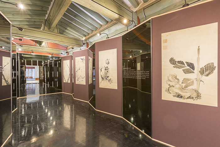 「正祖、昌慶宮に暮らす-書画趣味」展示では正祖の文芸生活を中心とし、書画・学問・読書などをテーマにした空間を公開している。写真は「感性を描く」ゾーンに展示された正祖の墨梅作品 