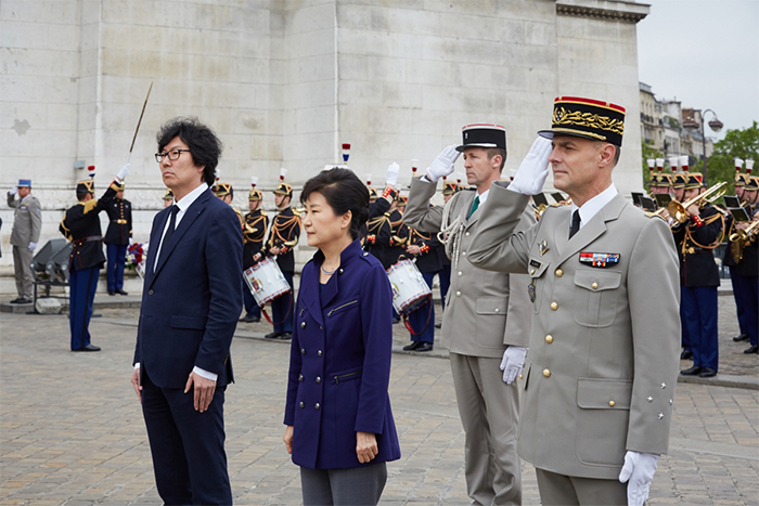 朴大統領が3日、パリの凱旋門に位置している無名戦士の墓に献花してから犠牲者を称えている