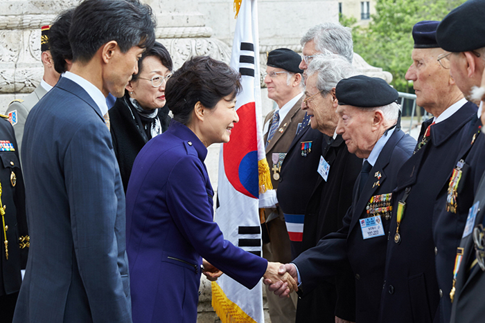 朴大統領が3日、パリの凱旋門に位置している無名戦士の墓献花式典で韓国戦争の参戦兵士らに会って激励している