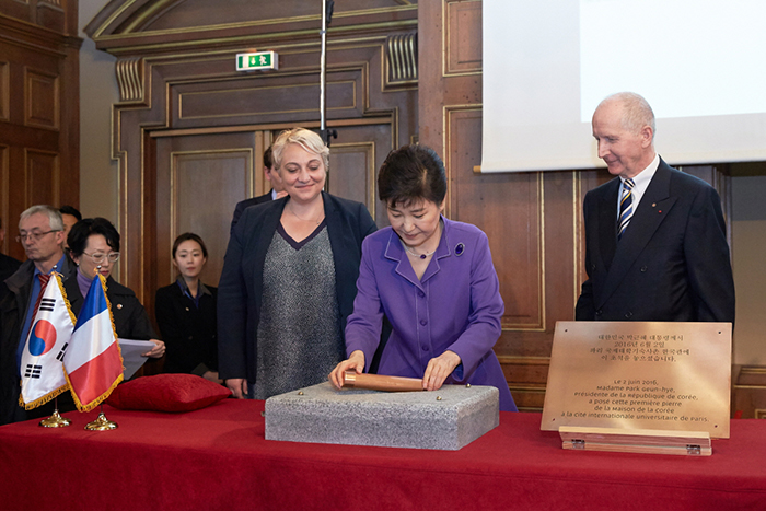 フランスを国賓訪問している朴大統領が2日にパリの国際大学都市本館で開かれた国際大学都市の韓国館着工記念式で礎石を据えている