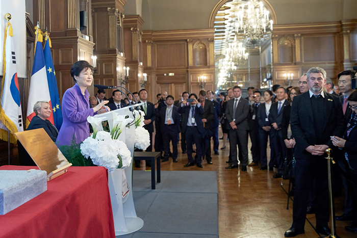 朴槿恵大統領が2日にパリ・国際大学都市本館で開かれた国際大学都市の韓国館着工記念式で祝辞を述べている。朴大統領これから建立される韓国館が、世界の若者たちが交流・理解する空間になることを願った