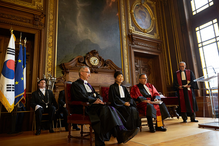 160605_presparkhonorarydegree_art5.jpg