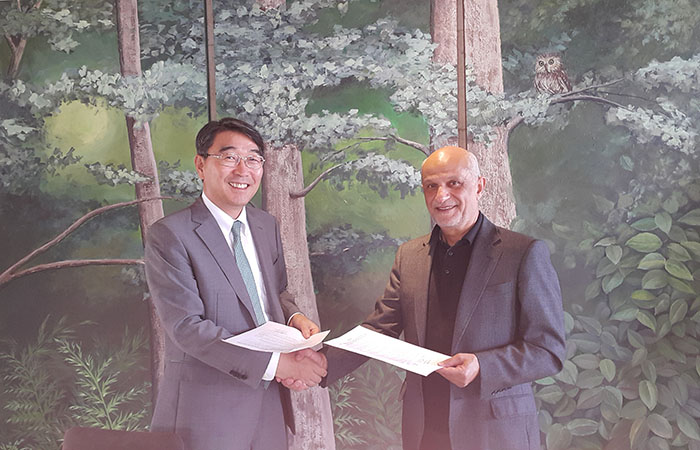 斗山重工業のユン・ソグォン副社長(左)とサゼ・サザンのレザ・ハダディアン(Reza Haddadian)会長が 海水淡水化プラント建設の契約を締結して記念撮影をしている