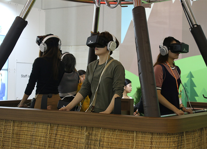 「2016光州エースフェア」が開催中の22日、金大中コンベンションセンターでVR体験をしている訪問客の様子