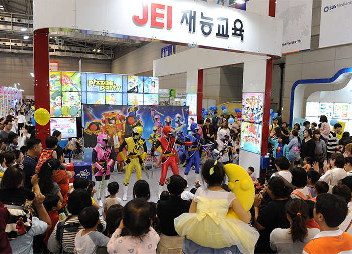 「2016光州エースフェア」の会場を訪れた観覧客がキャラクター公演を見ている