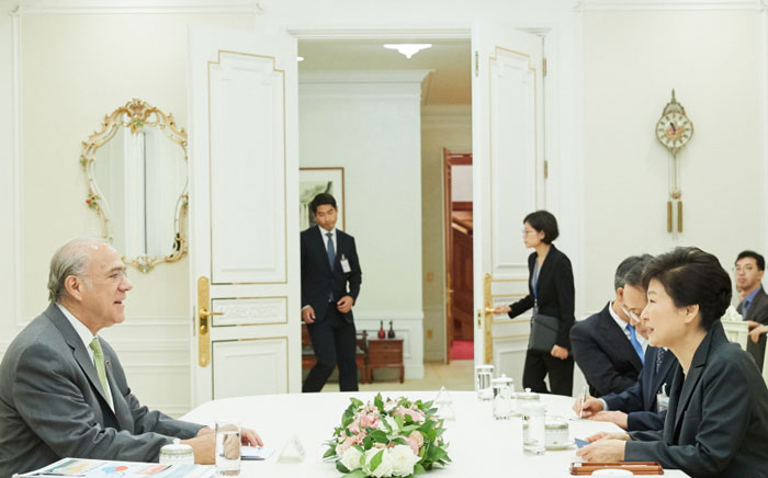 朴大統領(右)とグリア事務総長が韓国のOECD加盟20周年の意義について語り、韓国とOECDとの協力強化策について議論している