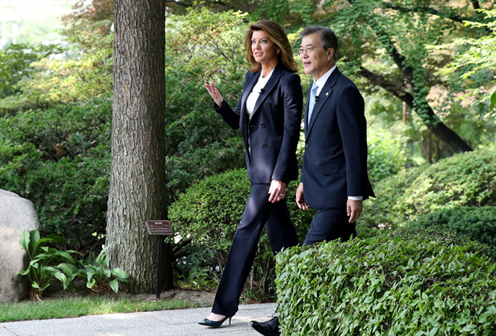 President Moon Jae-in (right) walks through Cheong Wa Dae's Nokjiwon gardens with 'CBS This Morning' co-host Norah O'Donnell on June 20. (Photo: Cheong Wa Dae)